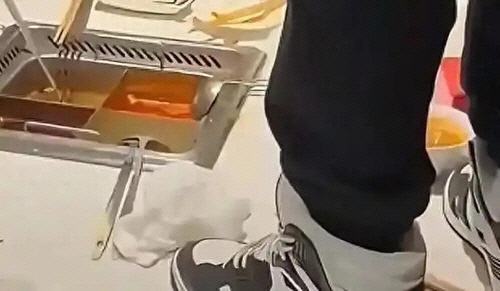 훠궈 냄비에 '소변 테러'[웨이보 캡처]